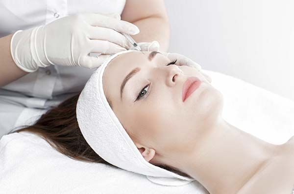 Persona en tratamiento facial