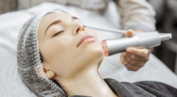 Mujer en tratamiento facial